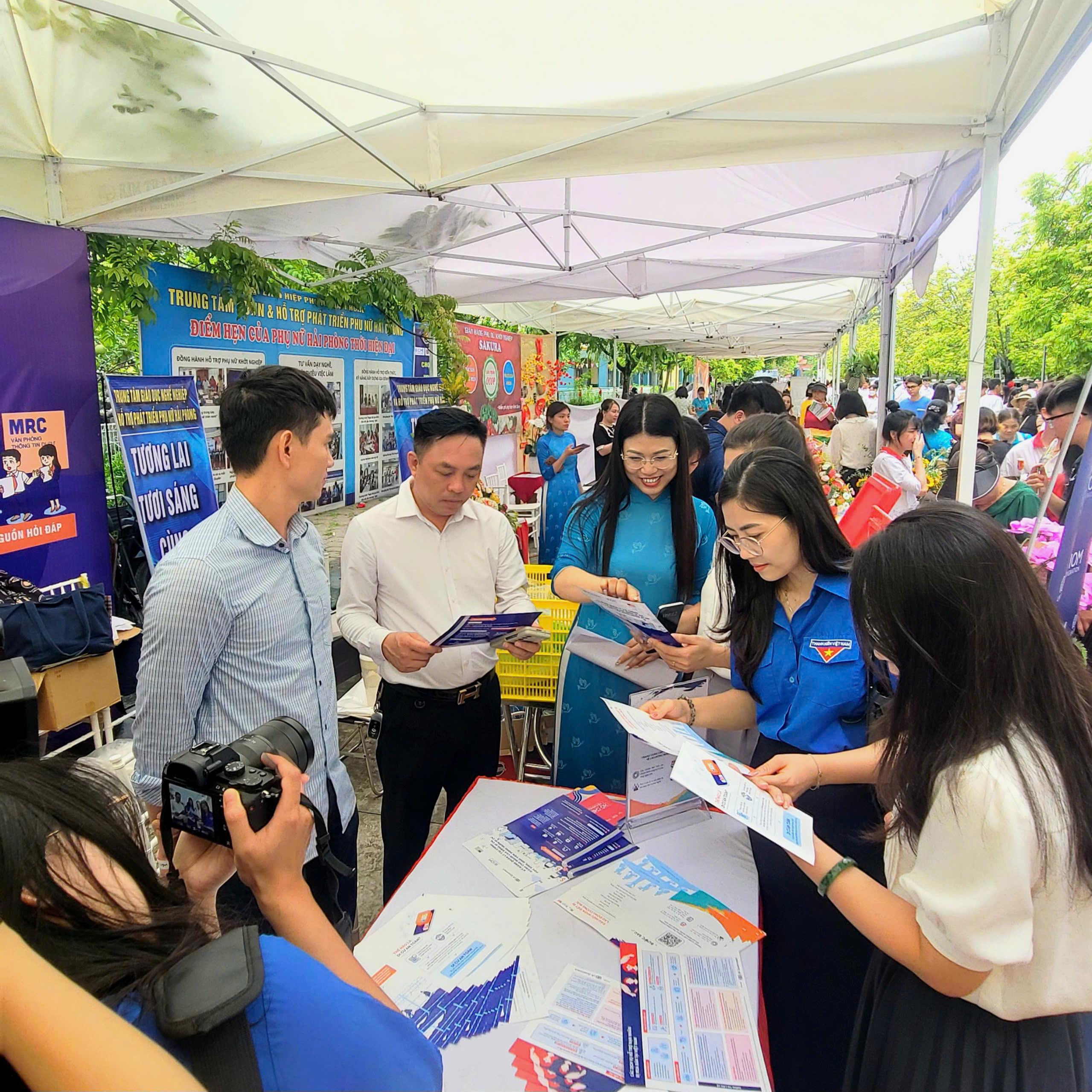 Ngày Hội việc làm cho thanh niên năm 2024 thu hút hàng nghìn lượt sinh viên tham gia