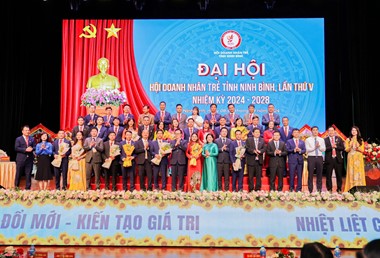 Đoàn Đại biểu Hội Doanh nhân trẻ Hải Phong tham dự chức mừng Đại hội Doanh nhân trẻ Ninh Bình