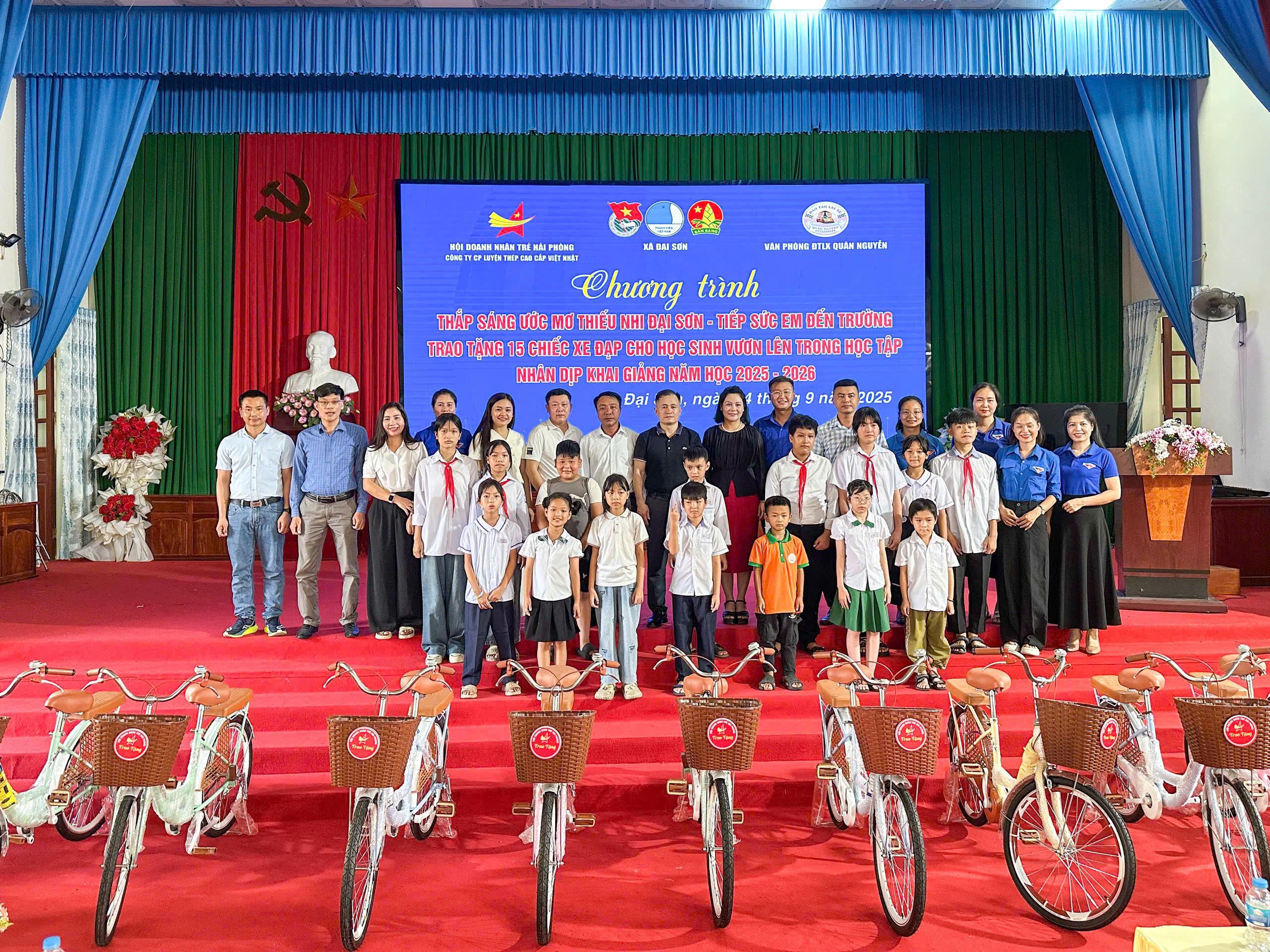 Hội Doanh nhân trẻ Hải Phòng trao tặng 100 xe đạp cho học sinh vượt khó