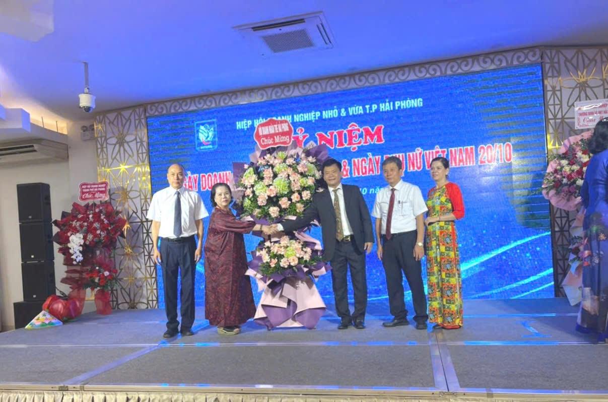 Hội Doanh nhân trẻ Hải Phòng tham dự Chương trình Kỷ niệm Ngày Doanh nhân Việt Nam và Ngày Phụ nữ Việt Nam 20/10 do Hiệp hội Doanh nghiệp nhỏ và vừa thành phố Hải Phòng tổ chức