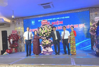 Hội Doanh nhân trẻ Hải Phòng tham dự Chương trình Kỷ niệm Ngày Doanh nhân Việt Nam và Ngày Phụ nữ Việt Nam 20/10 do Hiệp hội Doanh nghiệp nhỏ và vừa thành phố Hải Phòng tổ chức