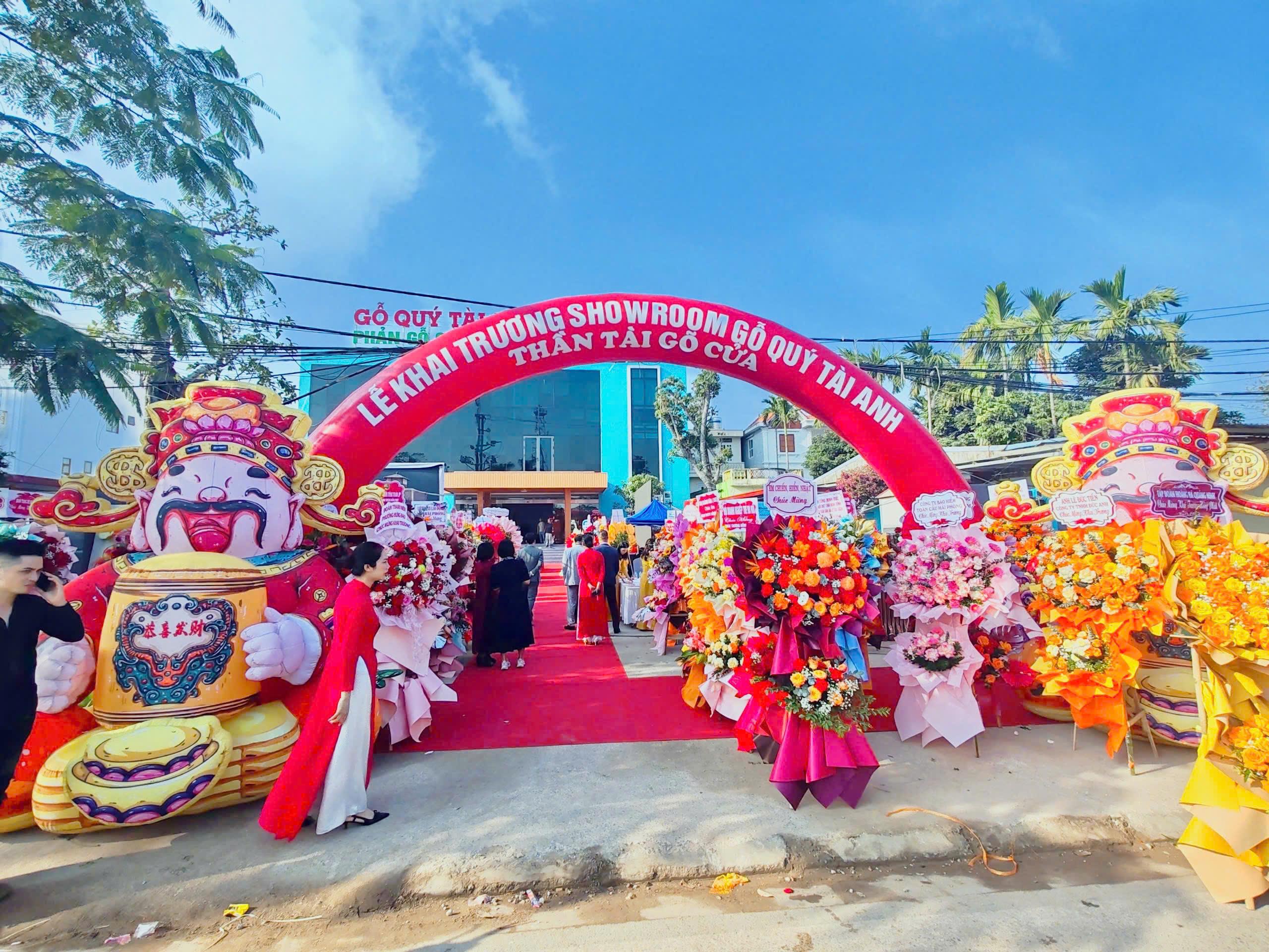 Hội doanh nhân trẻ Hải Phòng chúc mừng khai trương showroom Gỗ Quý Tài Anh