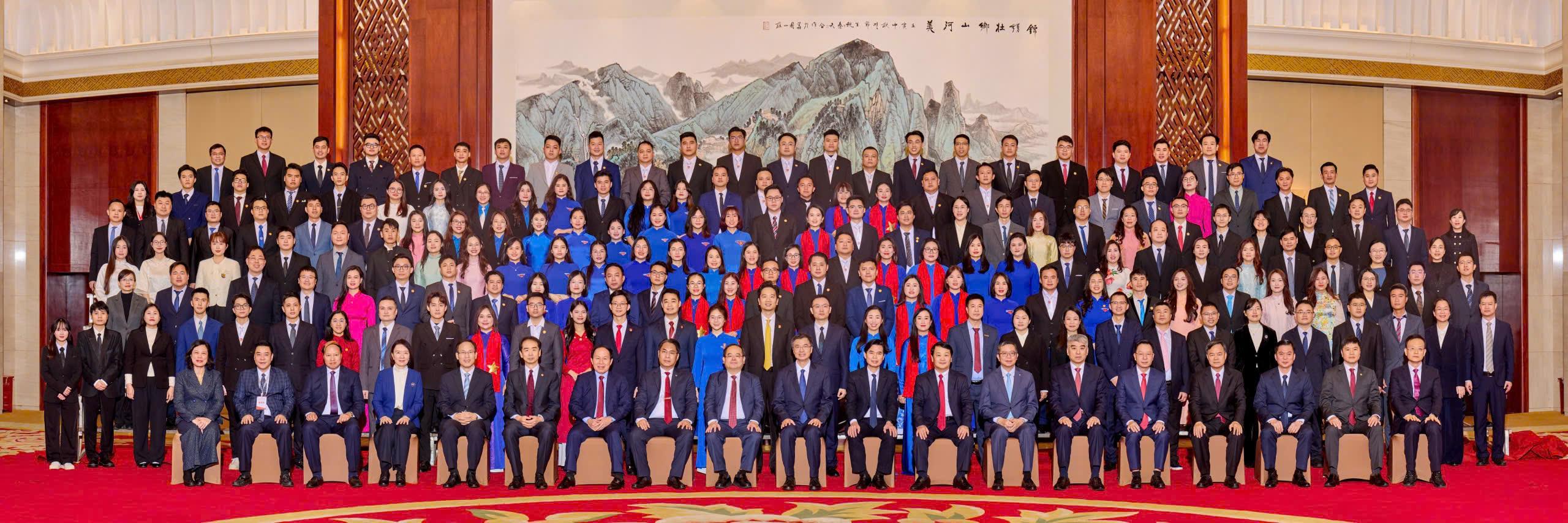 Đoàn đại biểu Hội Doanh nhân trẻ Hải Phòng tham dự Hành trình đỏ - Học tập theo dấu chân Bác Hồ năm 2026