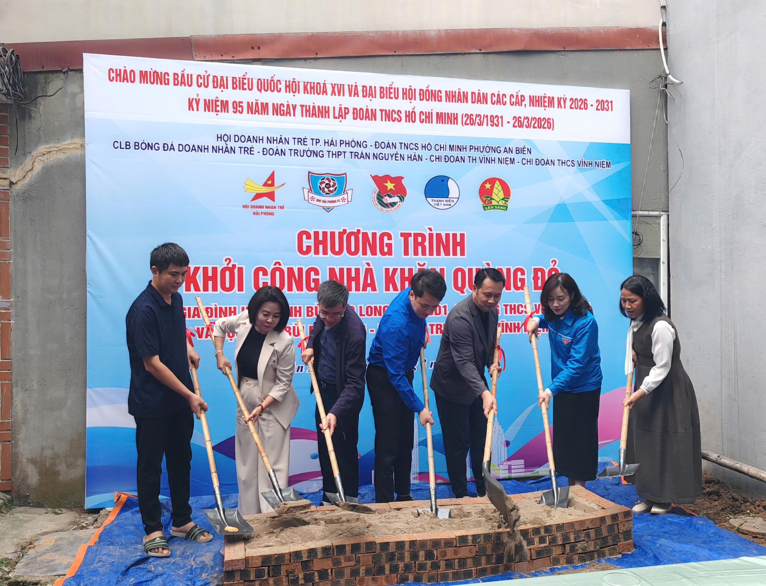 Hội Doanh nhân trẻ Hải Phòng, CLB Bóng đá Doanh nhân trẻ Hải Phòng trao tặng 70 triệu đồng hỗ trợ xây dựng 'Nhà Khăn quàng đỏ'